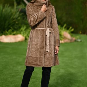 Abrigo-largo-efecto-pelo-caqui-scaled.jpg