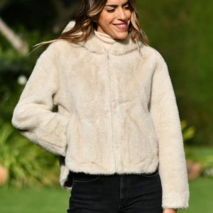 Chaqueta-con-capucha-efecto-pelo-beige-2.jpg